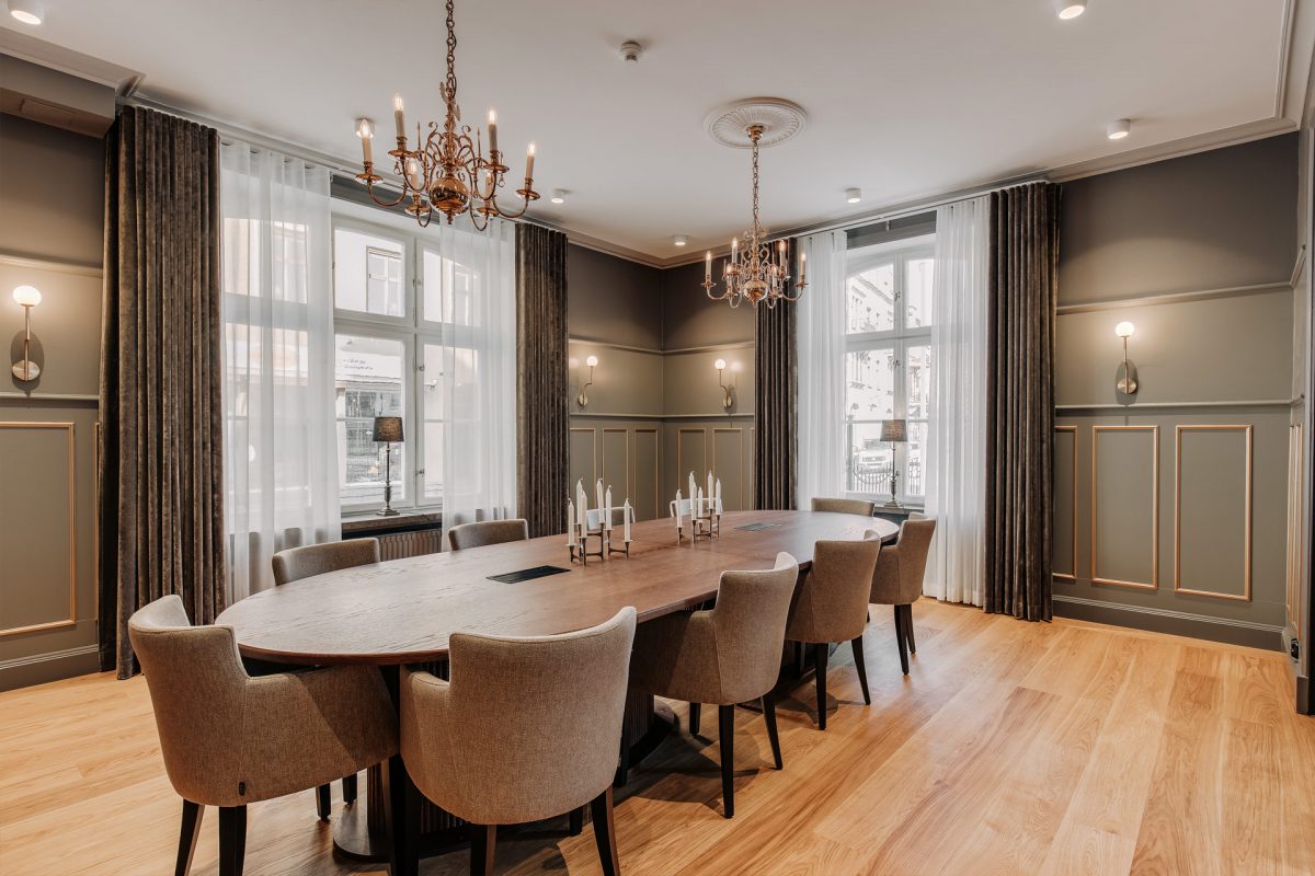 Konferenzraum mit ovalem Tisch und Kronleuchtern