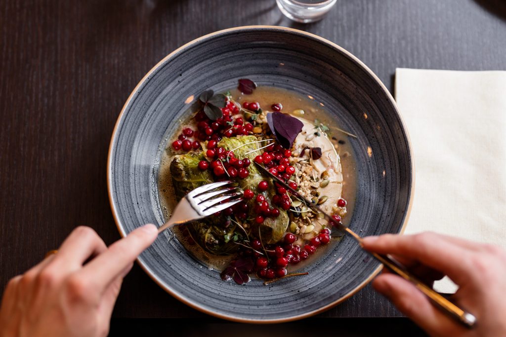 1F4A4386 Elegant plate with food photographed from above