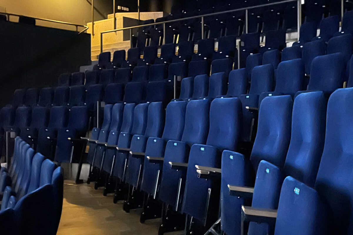 Blaue Theaterstühle im Zuschauerraum