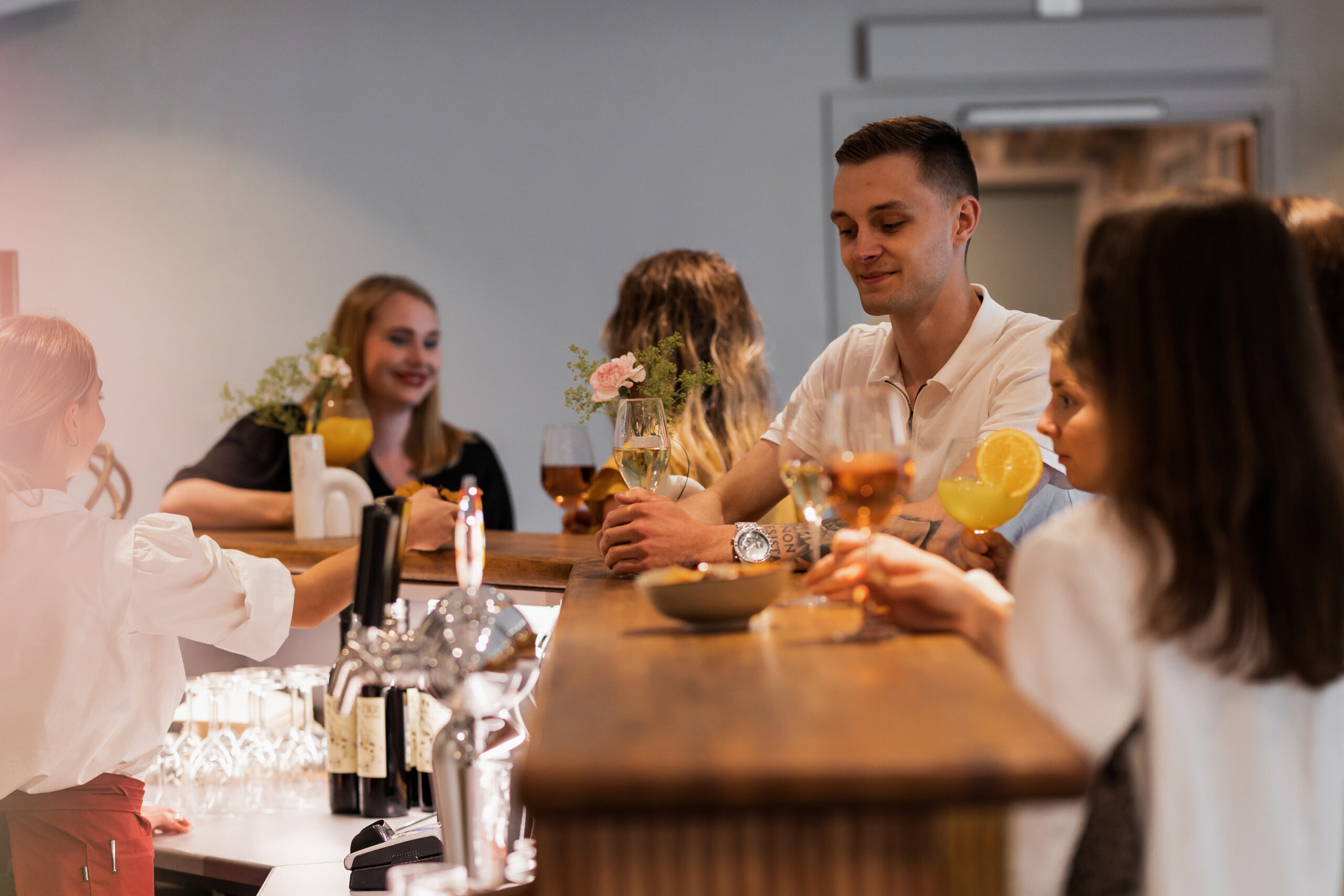 Vänner som umgås och dricker drinkar